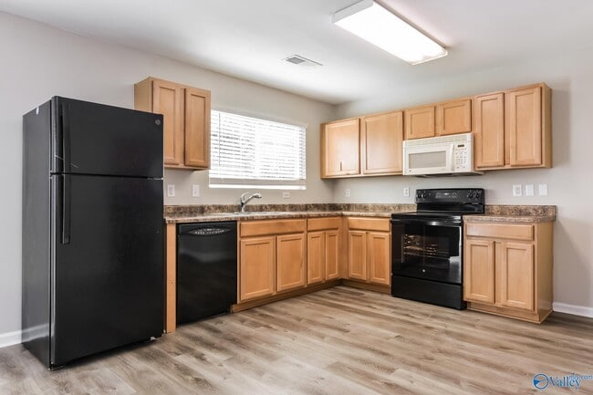 Building Photo - 138 Whitestone Dr NE