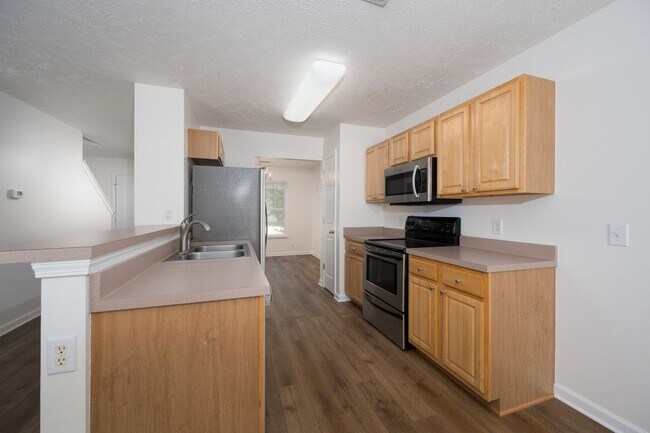 Building Photo - **BE THE LUCKY ONE TO LIVE IN THIS UPDATED NASHVILLE/ BELLEVUE HOME**