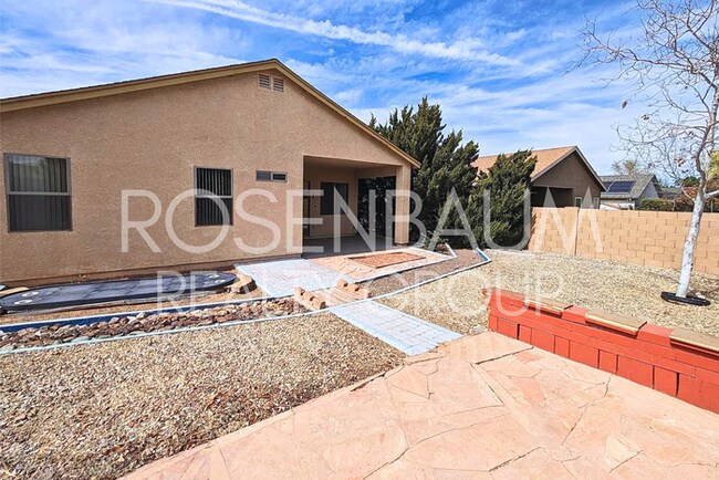 Building Photo - Charming 3-bedrooms, 2-baths home in the d...