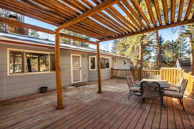 Building Photo - Move in ready home on Parkview
