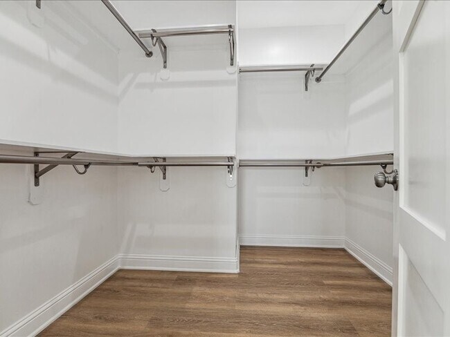 Building Photo - 915 E 37th St