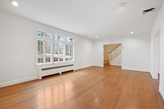 Building Photo - 5325 Chevy Chase Pky NW