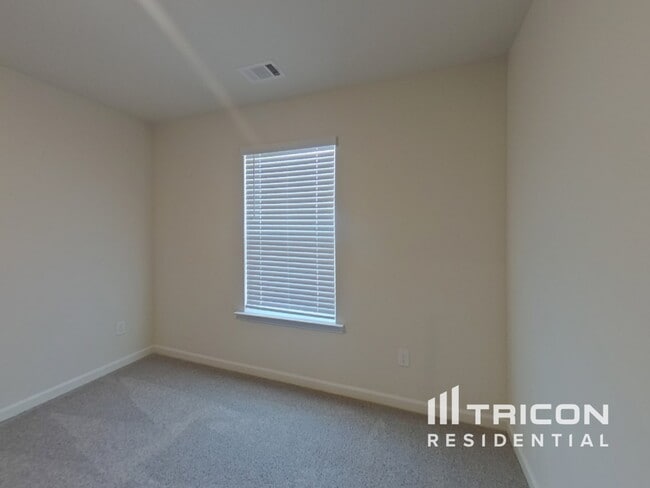 Building Photo - 928 Hesston Dr