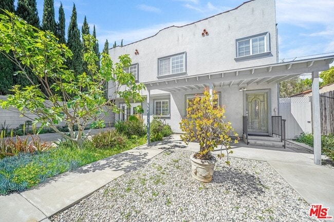 Building Photo - 741 N Las Palmas Ave