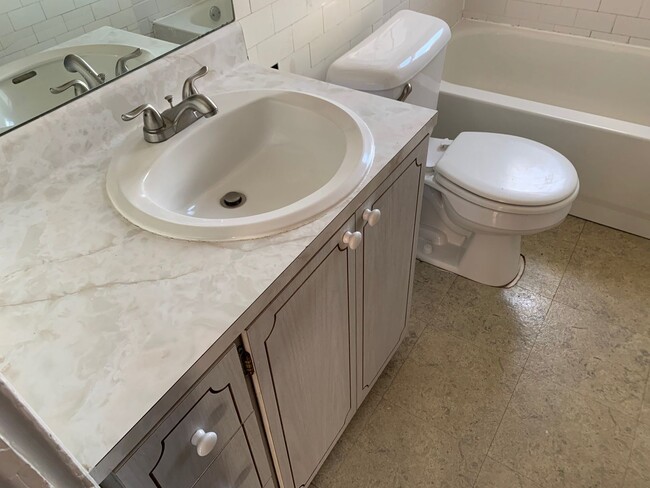 Building Photo - Charming Townhouse in a Beautiful Neighborhood