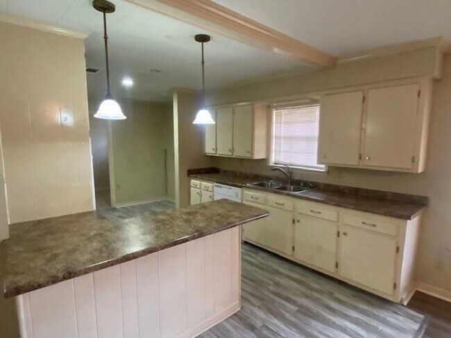 Building Photo - Renovated 3 Bedroom 2 Bath Home for Rent!