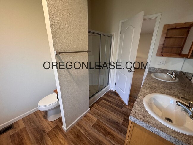 Building Photo - 3 bedroom 2 bath Veneta Home