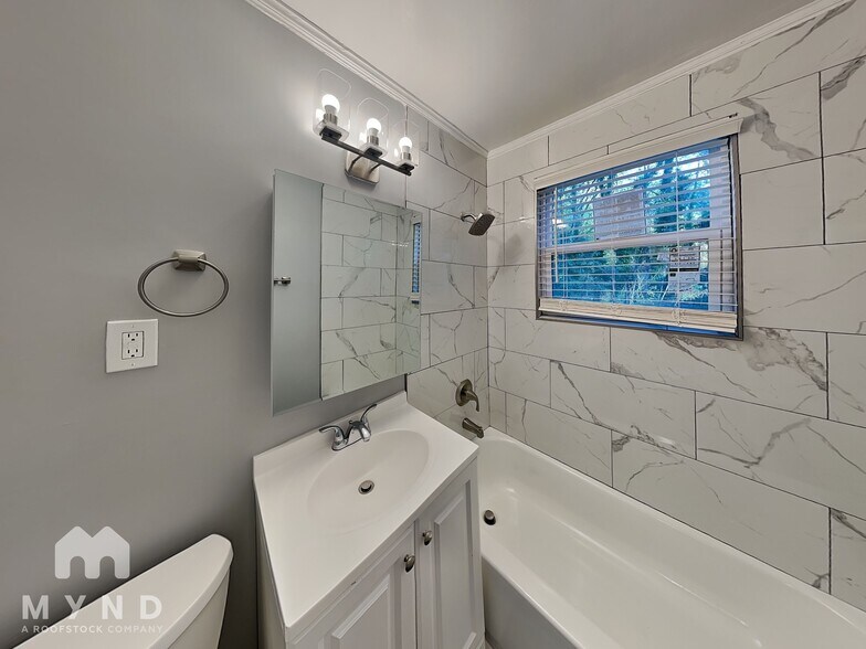 Building Photo - 1290 Elizabeth Ave SW