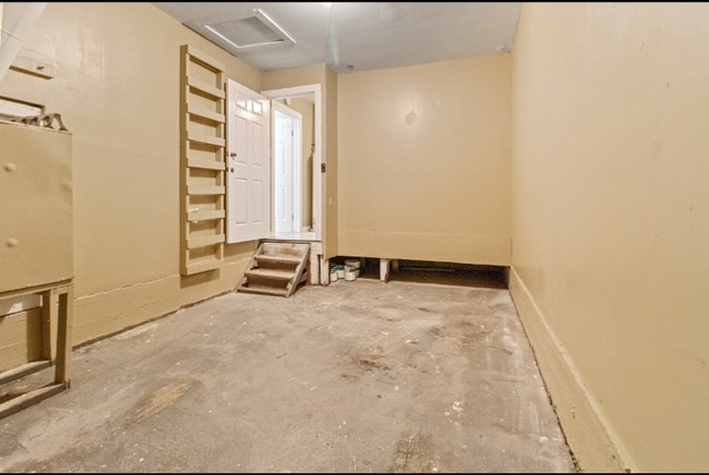 Building Photo - 10911 Visalia Dr