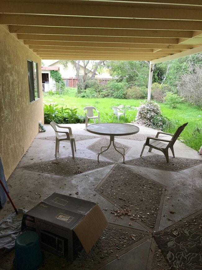 Building Photo - 3 Bedroom 2 Bathroom Home Available July