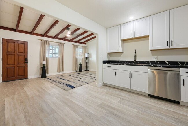 Building Photo - MUST SEE 3 Bed 2 HOUSE WITH GARAGE, YARD, & BONUS ROOM! CALL 6 1 9  8 8 8 5 5 5 4 TODAY!