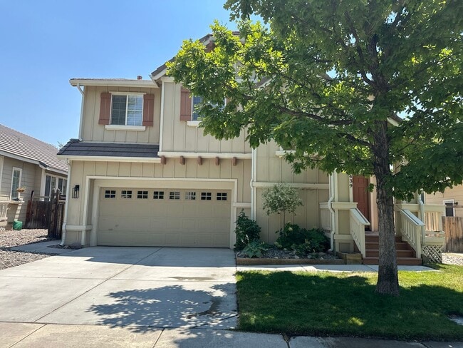 Building Photo - Beautiful 3 bedroom, 2.5 bath two story home