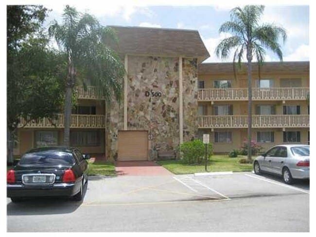 Primary Photo - 500 Village Green Cir W