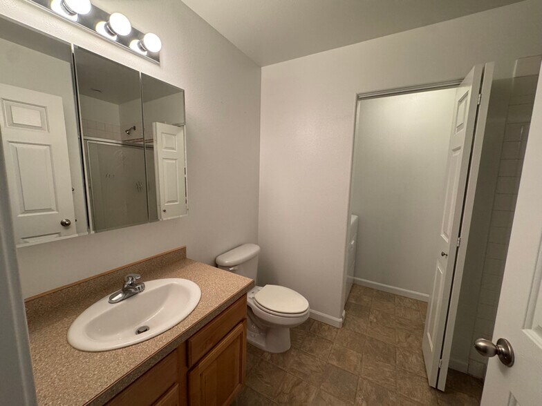 Building Photo - 1840 N Monte Vista Dr