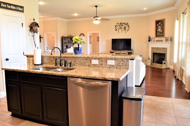 Building Photo - 324 Camelback Dr