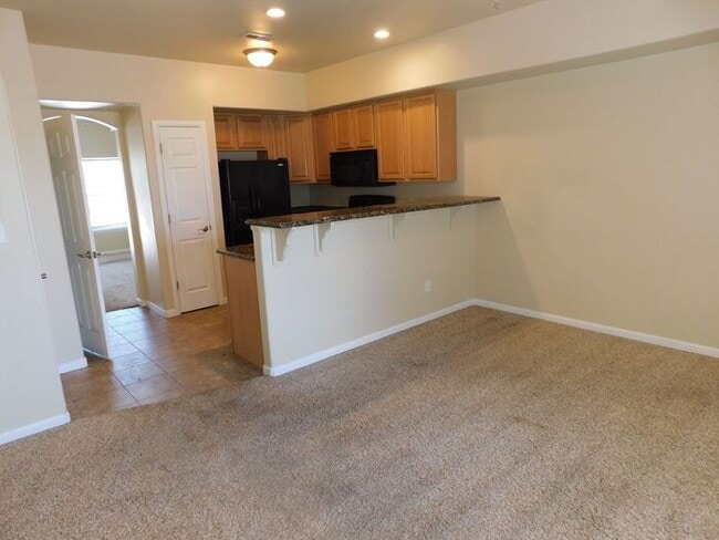 Building Photo - Modern & Spacious 2-Bed, 2.5-Bath Townhome...