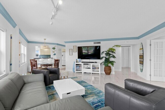 Building Photo - 1057 Hillsboro Mile