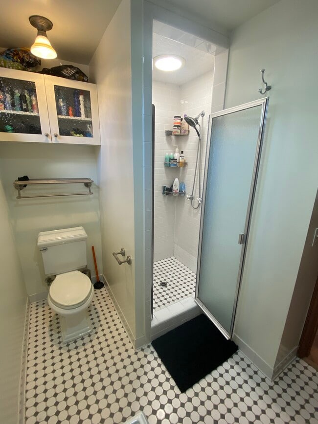 Private Bath - 13514 Bailey St