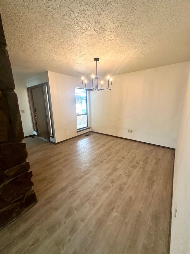 Building Photo - Spacious 3 Bedroom, 2 Bath Home!  Don't Mi...