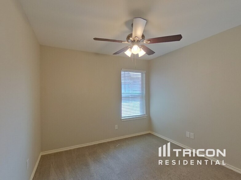Building Photo - 617 Chickadee Dr