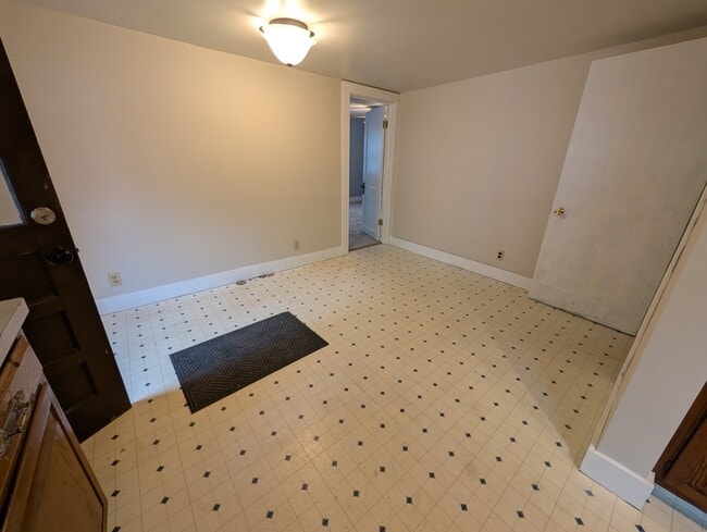 Building Photo - 214 SW Broadmoor Ave