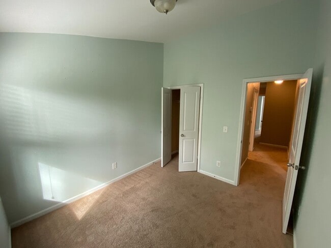 Building Photo - Like-New Townhome in Prime SW Durham Location!