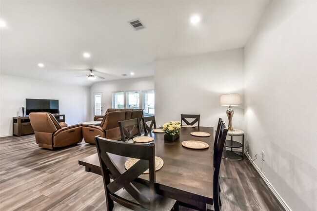 Building Photo - 3041 Emerald Ocean Dr