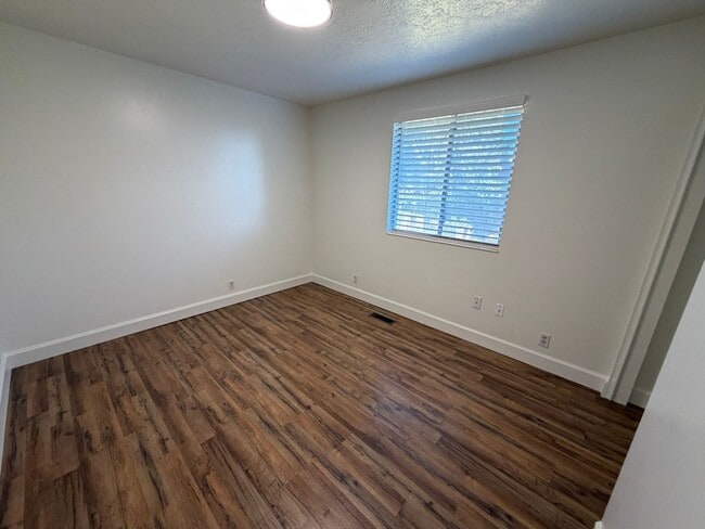 Building Photo - Spacious 4 Bed, 2 Bath Home with Fenced Yard