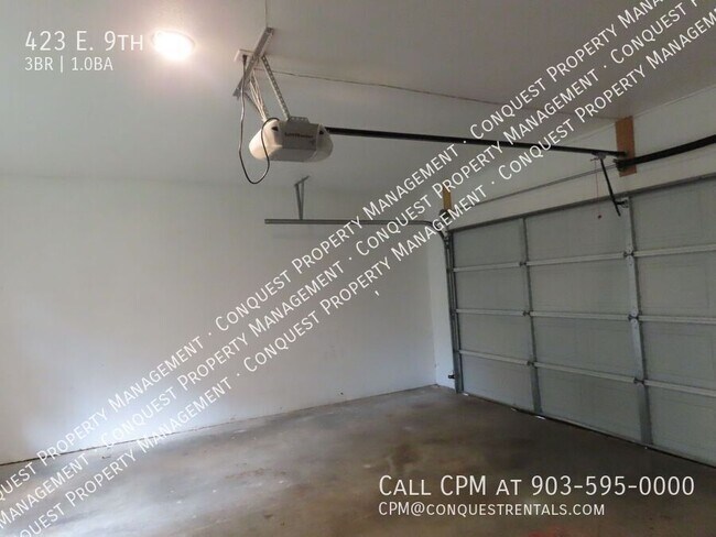 Building Photo - 423 E 9th St