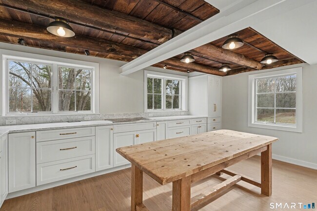 Building Photo - 42 Picketts Ridge Rd