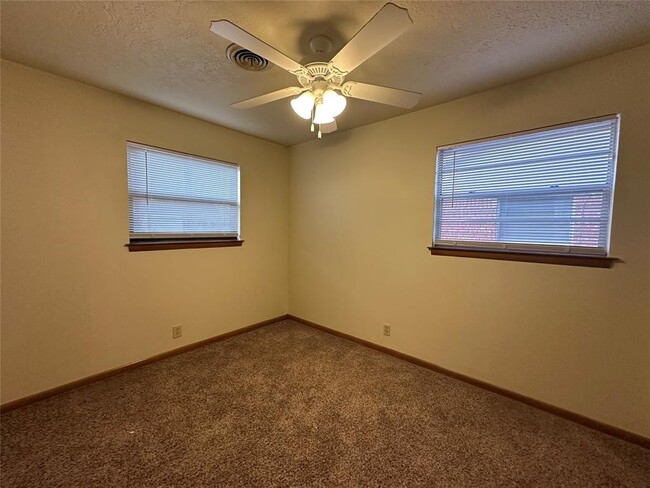 Building Photo - 2019 Delaware Ln