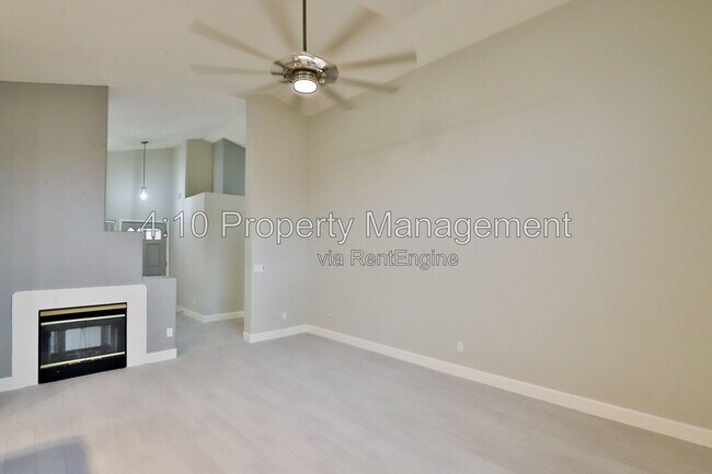 Building Photo - 4230 E Woodland Dr