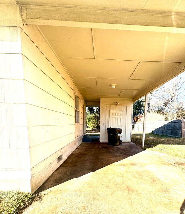 Building Photo - Charming 3 Bedroom Home