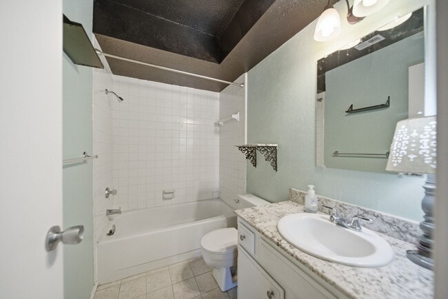 Building Photo - Move-in ready 2-bed, 2-bath condo in the d...