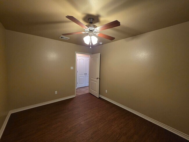 Building Photo - Beautiful 3 Bed, 2 Bath Duplex in Clear Creek Area - Viewable Now