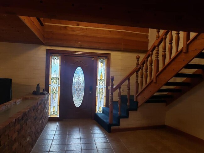 Building Photo - Log Home with close public lake access - A...