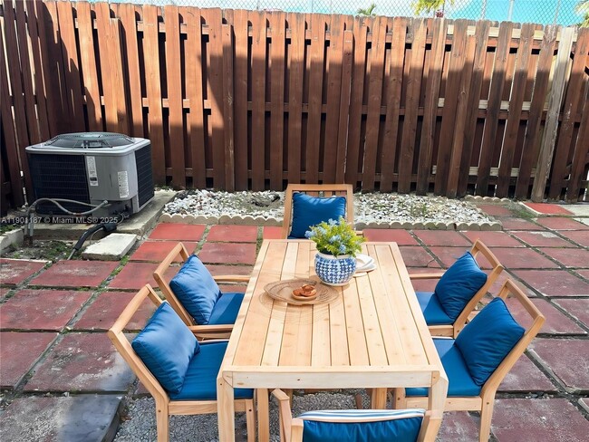 Building Photo - 6541 SW 41st Ct