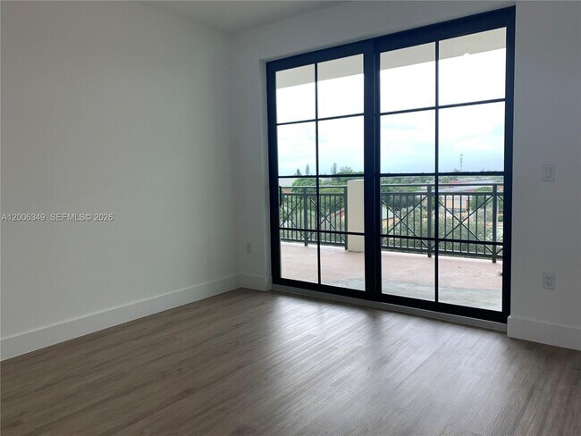 Building Photo - 4100 Davie Rd