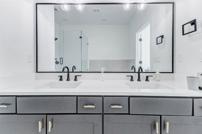 Building Photo - 334 Eastwood St