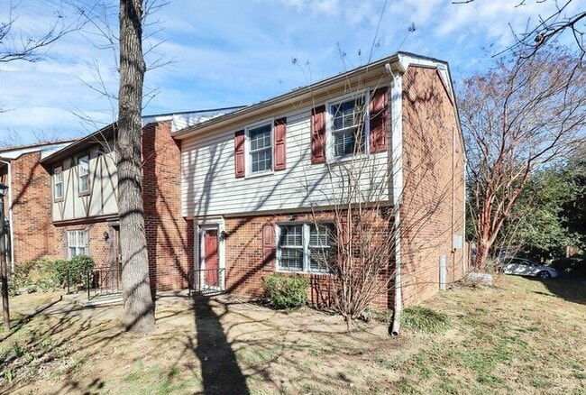 Building Photo - END UNIT 3BD/2.5BA Townhome in Lexington Commons