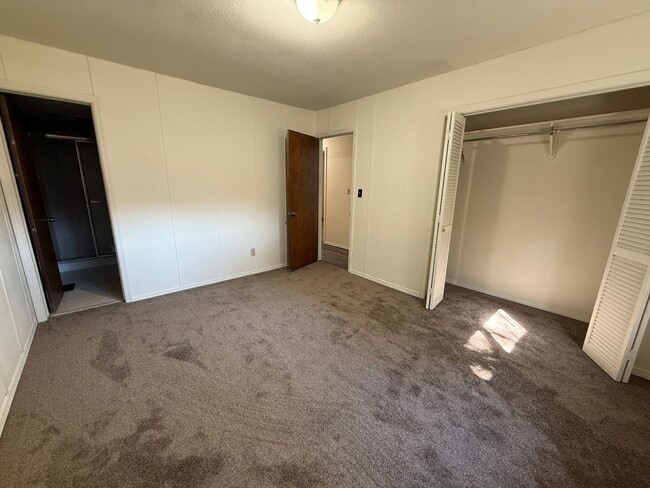 Building Photo - Three bedroom duplex with vinyl flooring. ...