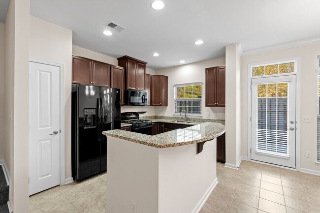 Building Photo - Beautiful 3 BR, 2.5 BA Townhome Easy Access to I-85 & I-385