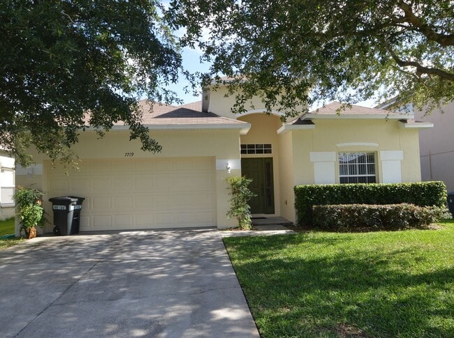 Primary Photo - ROBINSON HILLS: 3 bed/2 bath, 2 Car Garage...