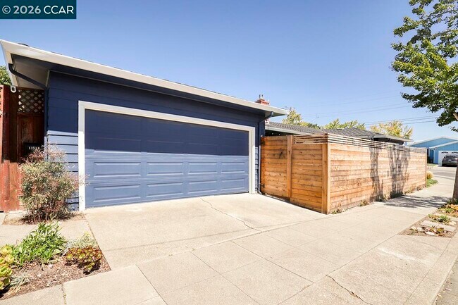 Building Photo - 1351 Eastshore Dr