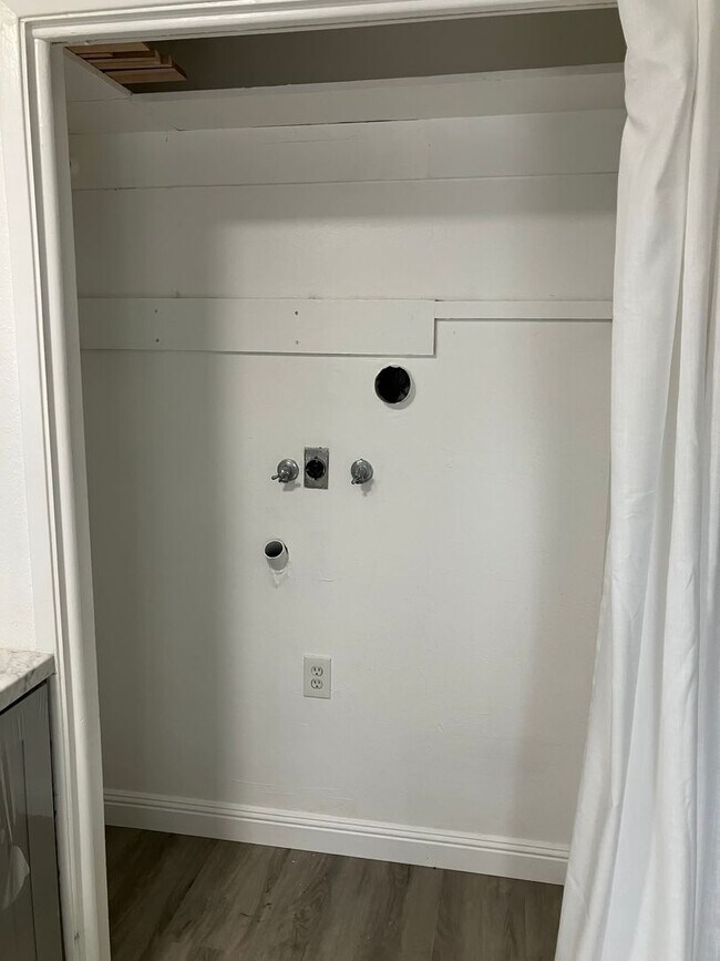 Building Photo - 412 College Ave