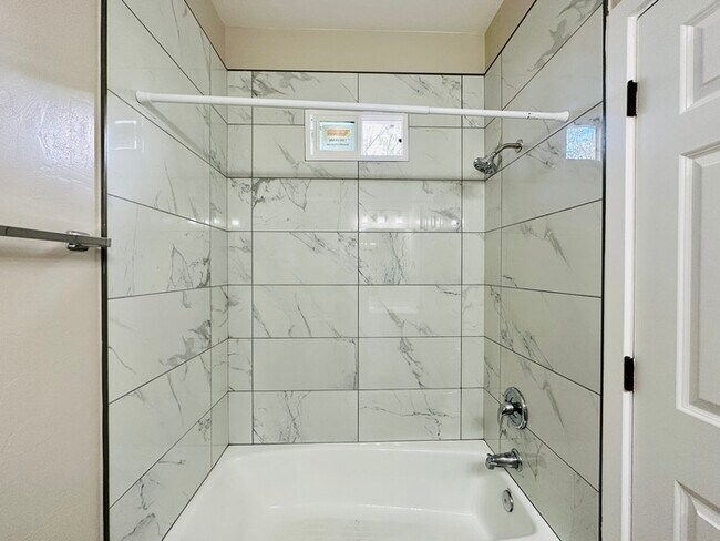 Building Photo - 1/2 Off First Full Month's Rent! Renovated...
