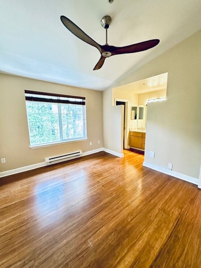 Building Photo - Beautifully Updated 2 Bedroom Condo