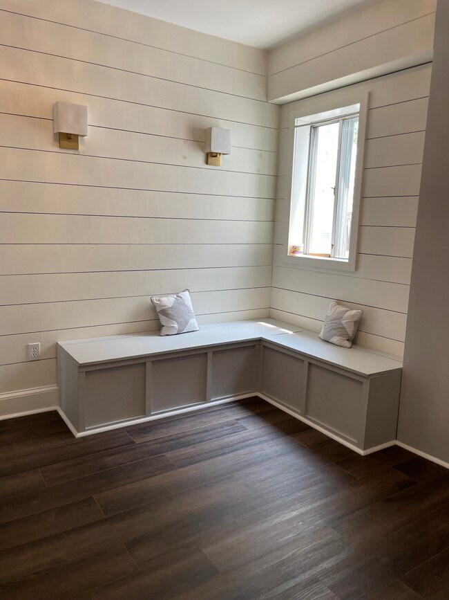 Dining room bench/storage - 3507 Gough St