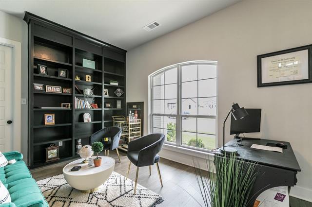 Building Photo - 2104 Palafox Dr