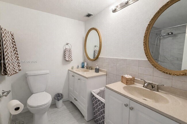 Building Photo - 950 NE 199th St